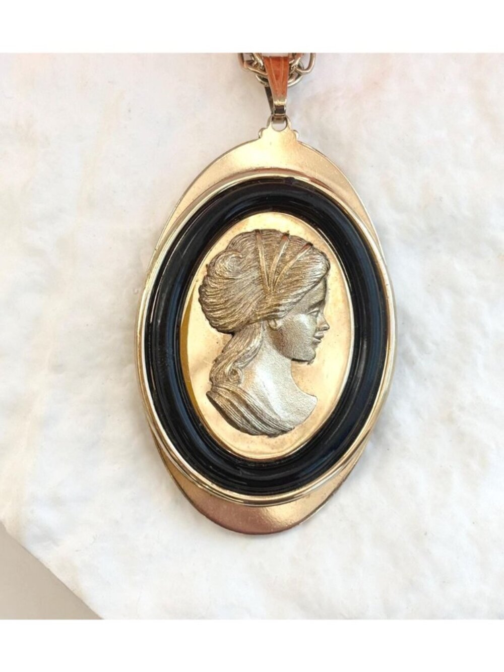Cameo Silhouette Gold T Chain Avon Oval Black Framed Medallion Pendant Necklace